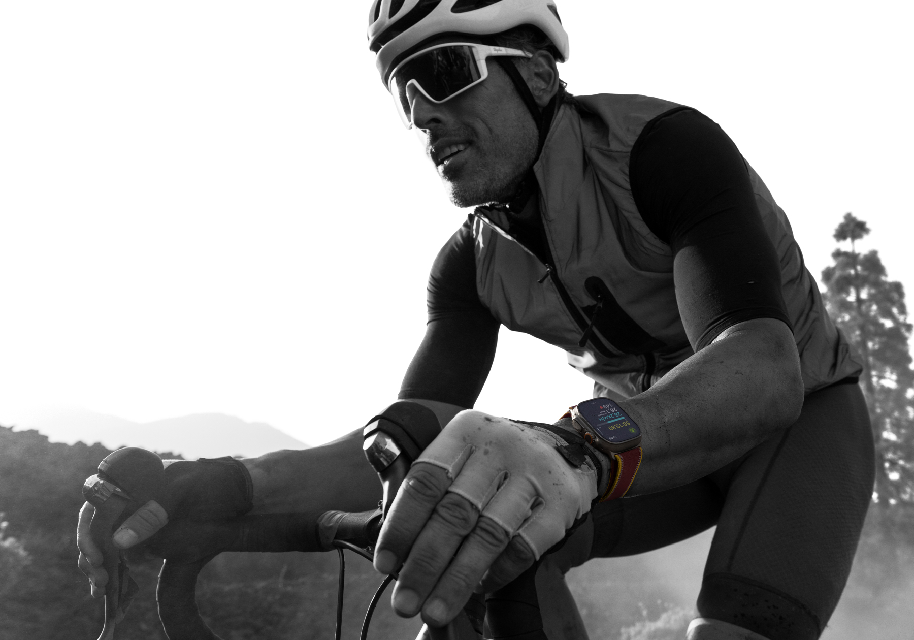 Une personne sur un vélo de route portant une Apple Watch Ultra 4, l’écran affiche des données d’entraînement à vélo