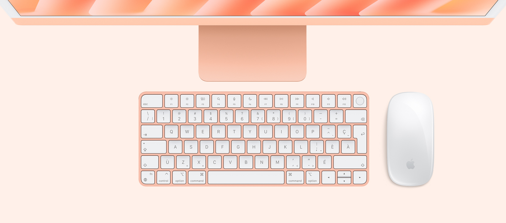 iMac orange vu de haut, avec souris et clavier assortis.