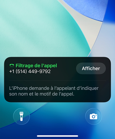 Widget d’app sur iPhone montrant la fonctionnalité de filtrage d’un appel entrant, devant le nouveau fond d’écran bleu émeraude, blanc et turquoise