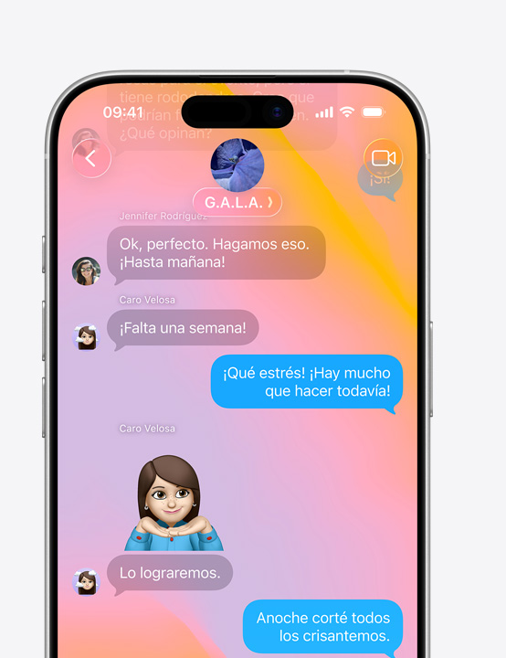 Pantalla de un iPhone con la app Mensajes y el diseño con Liquid Glass