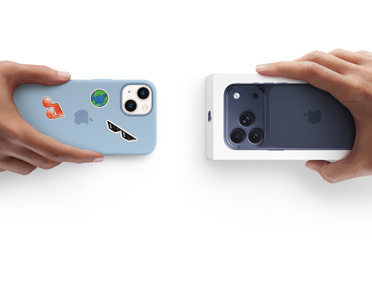 Dos manos intercambian un iPhone 13 con funda de silicona y stickers en la parte trasera por un nuevo iPhone 17 Pro en su caja.