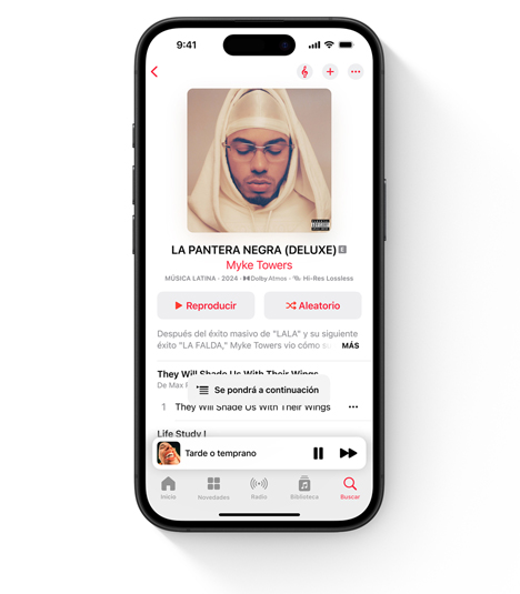 En la pantalla de un iPhone, se muestra la interfaz de Apple Music con Myke Towers