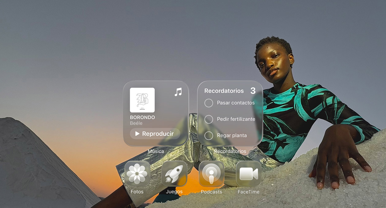 Pantalla de Liquid Glass con íconos translúcidos de apps como Apple Music, Recordatorios, Fotos, Juegos, Podcasts y FaceTime que refractan la luz sobre el fondo de pantalla