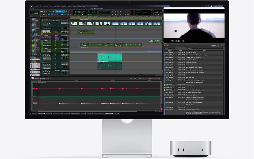 Pohled zepředu na Mac mini zasunutý pod Studio Displayem, na obrazovce je aplikace Pro Tools s plug-inem Auto-Align Post 2 v macOS