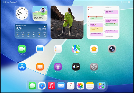 iPad, tři modely, orientace na šířku, prostřední model je umístěný před dalšími dvěma, Apple Pencil magneticky připnutý k horní straně prostředního modelu, na prostřední obrazovce je zobrazená plocha s barevnými ikonami aplikací s efektem Liquid Glass, na levé obrazovce je otevřená aplikace Náhled, na pravé obrazovce je plocha se soubory rozbalenými z Docku do vějíře