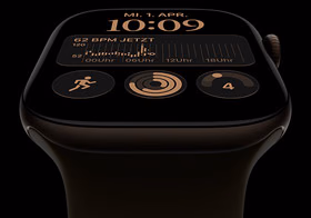 Apple Watch Series 12, Aluminiumgehäuse, Farbe Dunkelbronze, Modular Zifferblatt, Komplikationen: Tag und Datum, Trainings, Aktivitätsringe, Apple Music, rechte Seitenansicht, Digital Crown, Sportarmband, Farbe Oliv