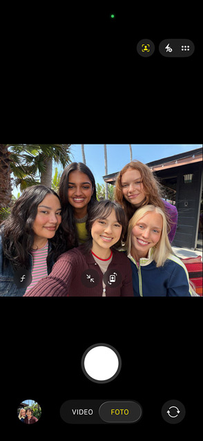 Ein iPhone 17 Display zeigt ein Gruppenselfie im Feature Automatische Ausrichtung für Fotos