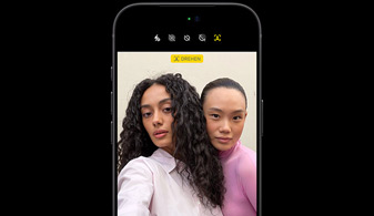 Vorderansicht eines iPhone 18 Pro in Schwarz, das Feature zur Gesichtserfassung zeigt zwei Personen, Demonstration der Center Stage Frontkamera