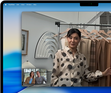 MacBook Prol oleva videokõne animatsioon, kus naine näitab kahele kõnes olevale inimesele kangaid, Center Stage hoiab teda ringi liikudes kaadri keskel