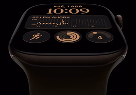 Apple Watch Series 12, caja de aluminio, color bronce oscuro, esfera Modular, complicaciones: fecha y día, Entrenos, anillos de Actividad, Apple Music, lateral derecho, Digital Crown, correa deportiva, color verde oliva