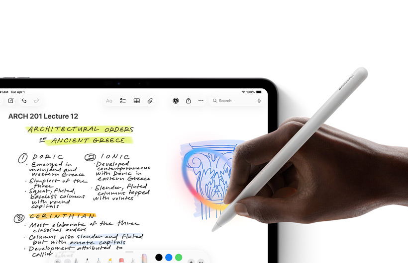 En hånd holder Apple Pencil og tegner en sirkel rundt en skisse i Notater-appen på iPad.