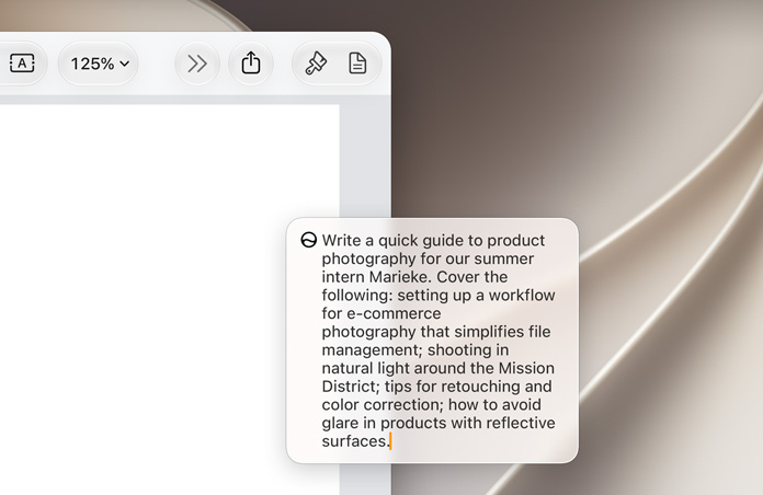 Ein MacBook Bildschirm zeigt das Feld „Bearbeiten mit Siri“ über einem Dokument ohne Titel, das einen Fotografie-Workflow für ein neues Teammitglied beschreibt