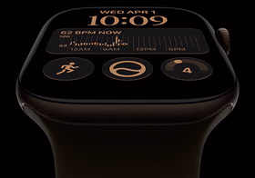Apple Watch Series 12, Aluminiumgehäuse, Farbe Dunkelbronze, Modular Zifferblatt, Komplikationen: Tag und Datum, Trainings, Aktivitätsringe, Apple Music, rechte Seitenansicht, Digital Crown, Sportarmband, Farbe Oliv