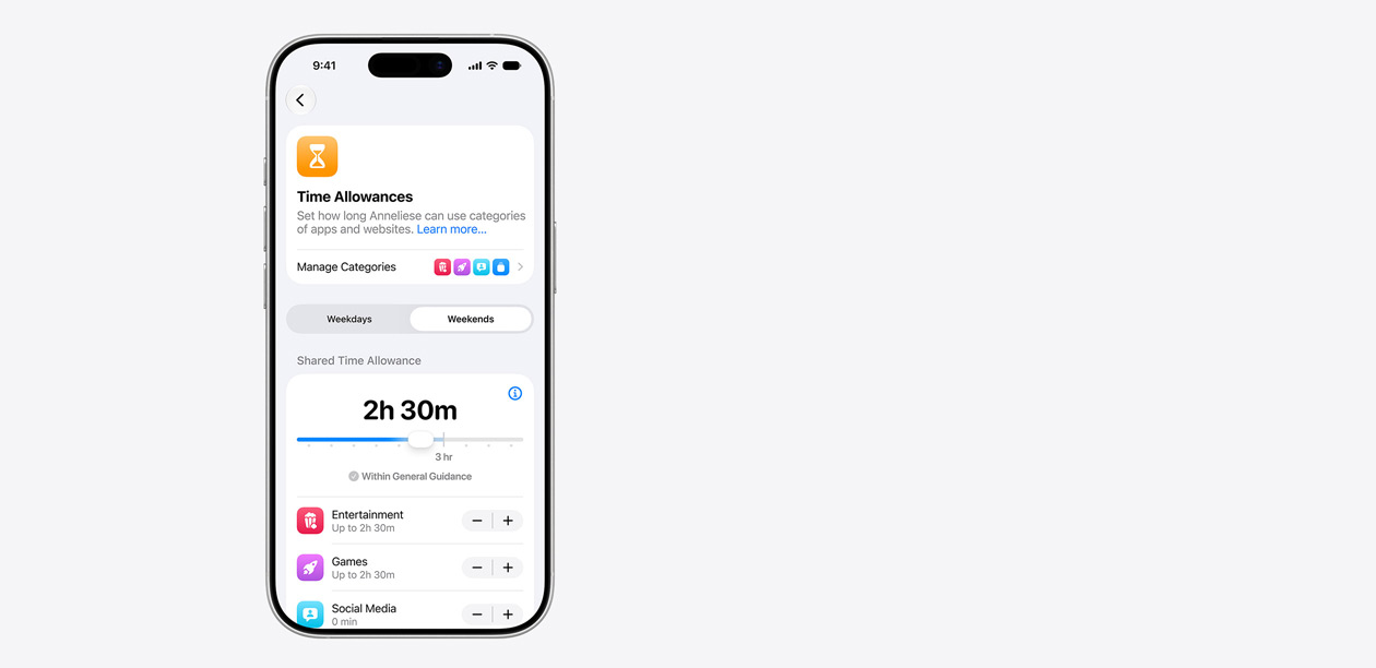 En iPhone viser grensesnittet for Tidskvoter, inkludert en delt kvote på to timer og 30 minutter, og foreslåtte kvoter for appkategorier som underholdning, spill og sosiale medier.