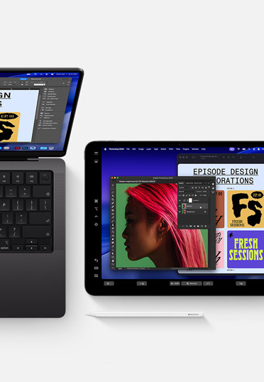 MacBook och iPad med Apple Pencil, båda skärmarna visar samma grafiska designprogram för att visa kontinuitet mellan enheterna.