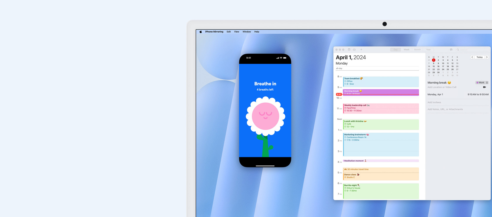 Eine Demonstration des Features «iPhone Synchronisierung». Auf dem iPhone Display wird das Spiel Wordle gezeigt, das auf dem iMac gespiegelt und gesteuert wird, mit der Kalender App daneben
