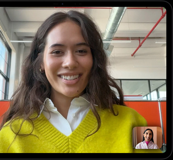 iPad Pro, Querformat, Vorderansicht, Farbe Space Schwarz, gerundete Ecken, schwarzer Displayrand, das Display zeigt Apple TV+ mit einer Szene aus dem Apple TV+ Original Highest 2 Lowest mit ASAP Rocky, der als Yung Felon in ein Mikrofon rappt