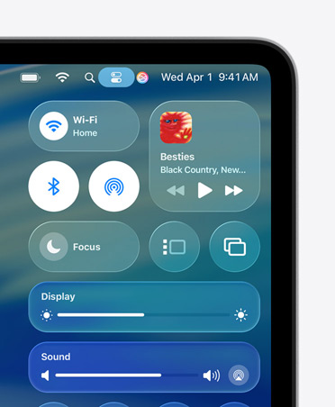 Høyre side av Mac-skjermen viser tilpassede Liquid Glass-kontroller i Kontrollsenter, blant annet for wifi og Bluetooth.