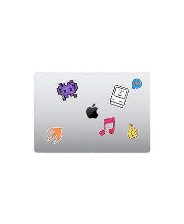 En lukket MacBook Air i fargen sølv vises ovenfra. Det er klistret flerfargede klistremerker rundt Apple-logoen.