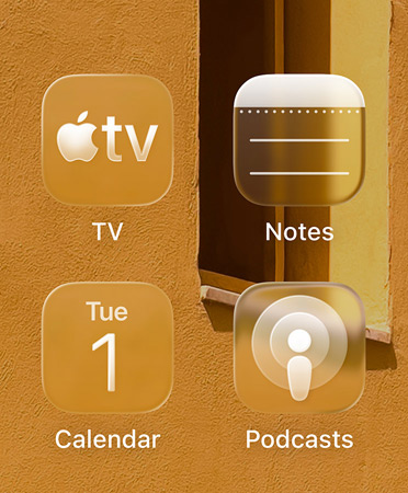 Close-up van de nieuwe getinte appsymbolen van de Apple TV-app, Notities, Agenda en Podcasts