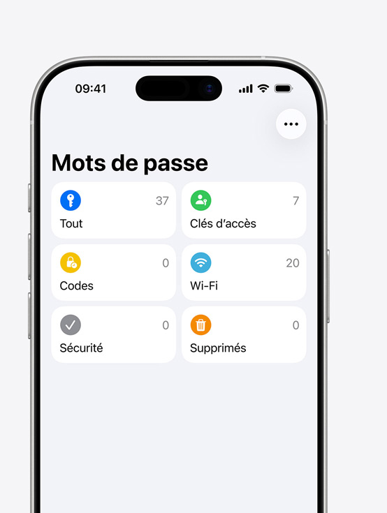 Écran d’iPhone affichant le menu de l’app Mots de passe avec les options Tout, Clés d’accès, Codes, Wi‑Fi, Sécurité, Supprimés