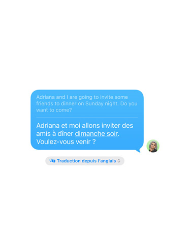 Traduction en direct dans Messages d’un SMS : « Adriana et moi invitons des proches à dîner dimanche soir. Est-ce que tu es libre ? » traduit automatiquement en espagnol