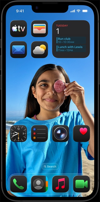 iPhone 16e που περιβάλλεται από apps, όπως τα Apple Mail, WhatsApp, Safari, Χάρτες Apple, Apple Music, φωτογραφίες, σημειώσεις και αρχική