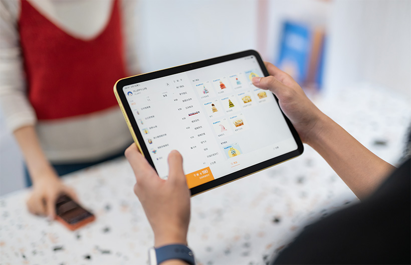 FLUFFY 員工有了 iPad 及 FLIPOS app，POS 系統的力量便盡在掌握。