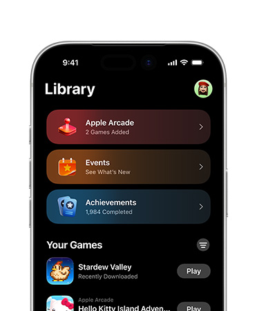 iPhone, hanya bagian atas, layar menampilkan tata letak aplikasi Game, yang meliputi tab Perpustakaan, Apple Arcade, Event, Pencapaian, dan bagian Semua Game