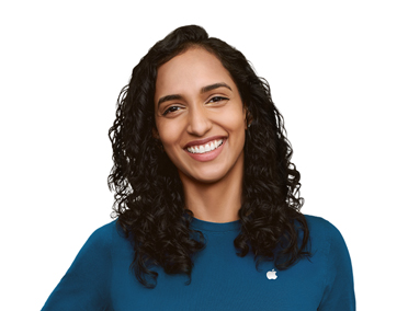 Smiling Apple Specialist with an approachable demeanor