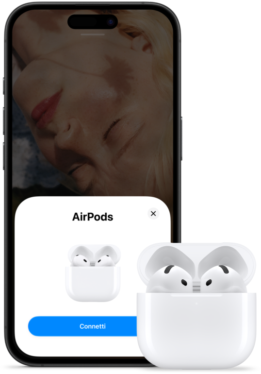 Una custodia di ricarica aperta con un paio di AirPods 5 all’interno, accanto a un iPhone a cui sono stati collegati gli AirPods 5.