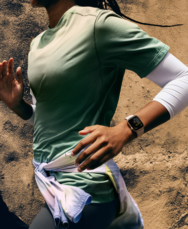 Workout Buddyが、Apple Watch SE 3でワークアウトを記録しているランナーに言葉を送っている