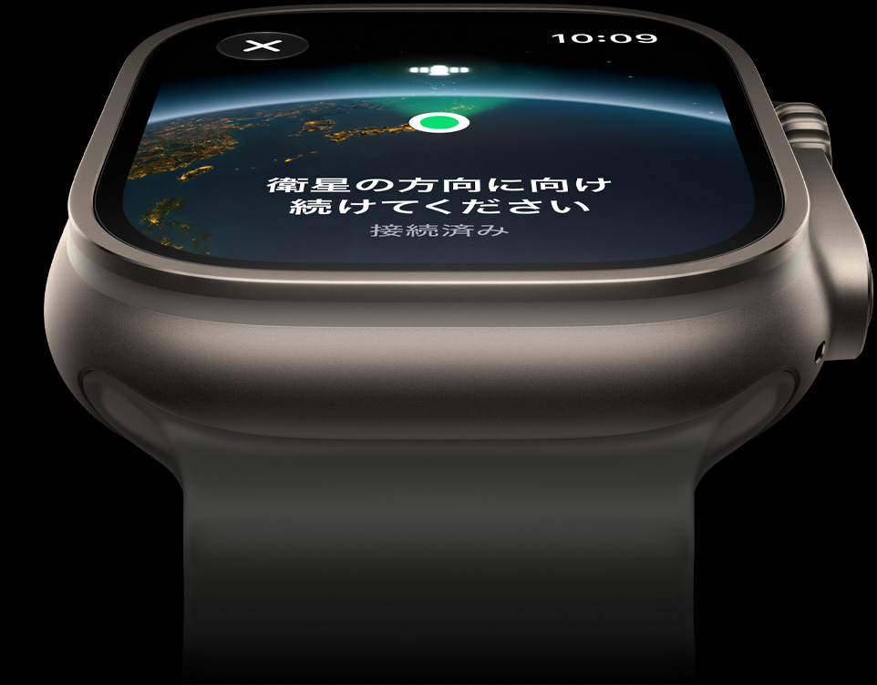 ナチュラルチタニウムケースのApple Watch Ultra 4。衛星通信機能が表示されていて、トランスルーセントグレイのオーシャンバンドが取りつけられている
