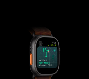 ブラックチタニウムケースのApple Watch Ultra 4。レースコース機能にランニングコースの地図が表示されている。左側面の外観にアクションボタンが見えている。バーガンディのアルパインループバンド付き