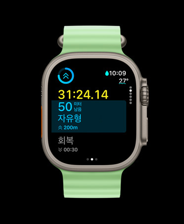 운동 앱의 사용자 설정 운동 카드에 다음 예정 항목이 표시된 내추럴 색상 티타늄 케이스의 Apple Watch Ultra 3, 그리고 네온 그린 오션 밴드