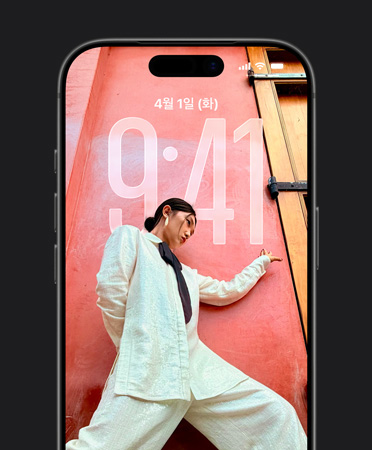 시간이 잠금 화면 사진에 맞춰 표시되어 있는 iPhone 잠금 화면