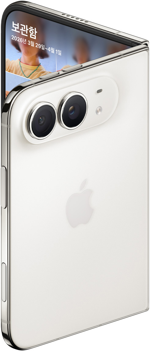 iPhone Duo 스타 화이트 색상, 살짝 열려 있는 상태, 뒷면. 상단 모서리의 48MP 듀얼 Fusion 후면 카메라와 두 개의 렌즈, 마이크, 플래시가 보입니다.