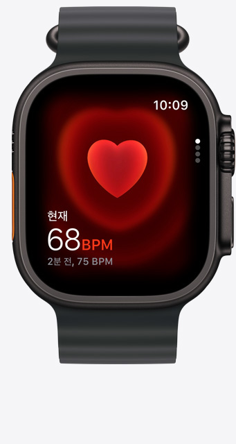 ‘심박수’ 앱에서 현재 분당 심박수를 보여주는 블랙 티타늄 케이스 색상의 Apple Watch Ultra 3, 그리고 블랙 색상 오션 밴드