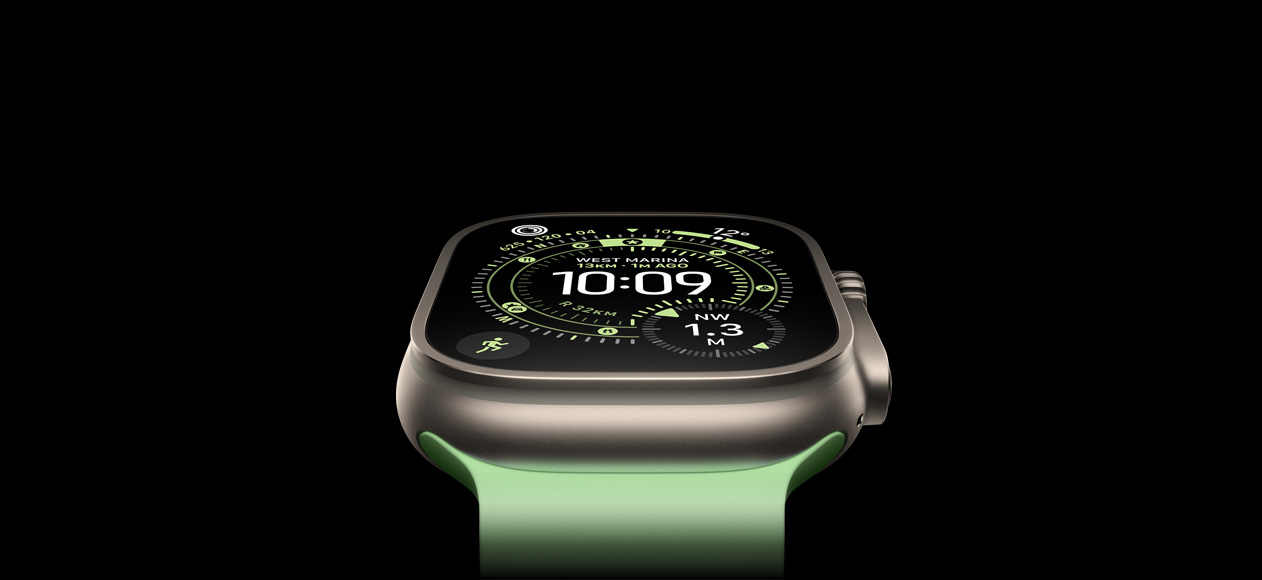 Apple Watch Ultra&nbsp;3, dabīga titāna krāsas ietvars, kompass Orienteering ciparnīcā, neona zaļa Ocean Band siksniņa