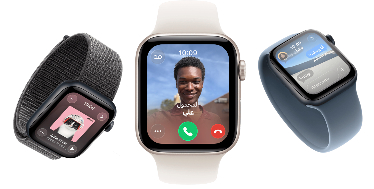 ساعات Apple Watch SE 3 بإطار من الألومنيوم ولون ضوء النجوم وسماء الليل، وحزام Loop رياضي رمادي غامق، وحزام Loop أحادي خوخي متورد، وحزام Loop أحادي أزرق حديدي، والشاشات تعرض Apple Music ومكالمة واردة وتطبيق الرسائل 