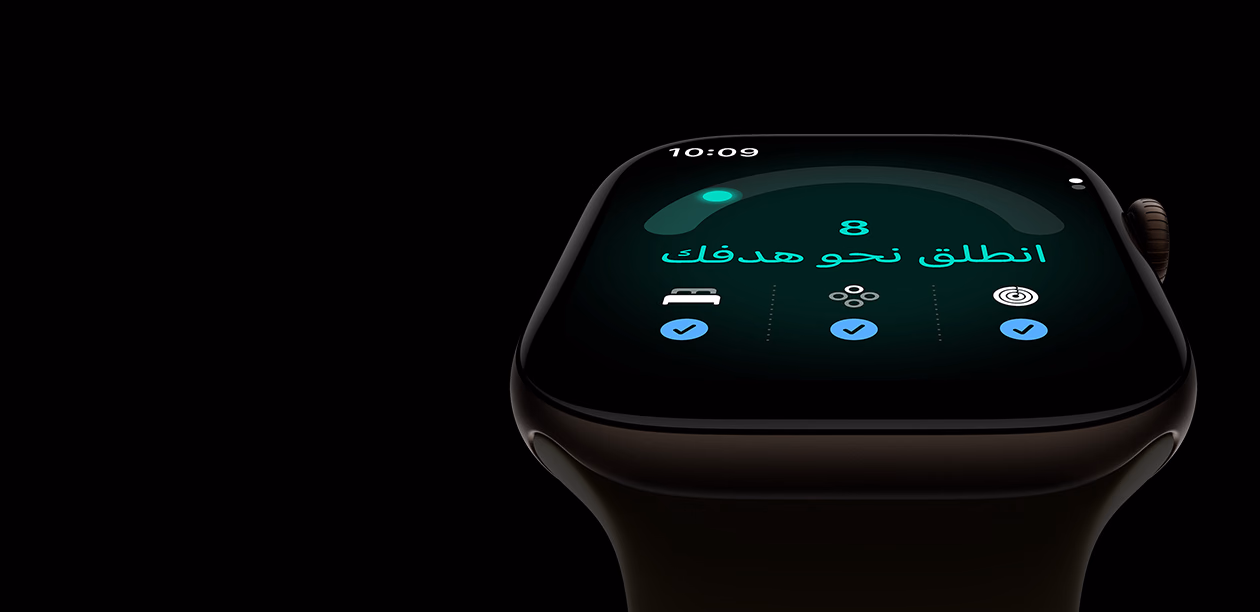 ساعة Apple Watch Series 12، إطار ألومنيوم، لون برونزي داكن، نتيجة الجاهزية 8، الجهة الخارجية اليمنى، التاج الرقمي، حزام رياضي، لون زيتي