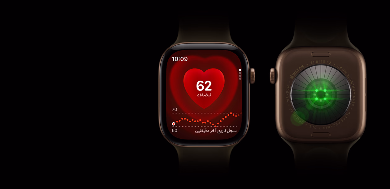 ساعتا Apple Watch Series 12، إطار ألومنيوم، لون برونزي داكن مع حزام رياضي بلون زيتي، إحداهما تعرض تطبيق نبض القلب، والأخرى تعرض نظام استشعار الصحة في ظهر الساعة، مع أضواء LED خضراء متوهجة