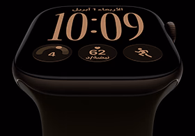 ساعة Apple Watch Series 12، إطار ألومنيوم، لون برونزي داكن، واجهة الساعة تركيبية، الإضافات: اليوم والتاريخ، التمارين، حلقات النشاط، Apple Music، الجهة الخارجية اليمنى، التاج الرقمي، حزام رياضي، لون زيتي