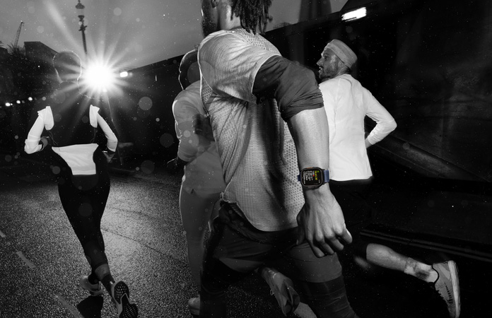 Black-and-white photo of people jogging, text over photo says You've just crossed 500 kilometers for the year. Incredible stuff!