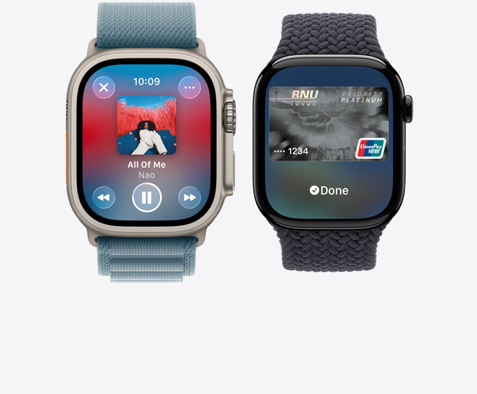 Apple Watch Ultra 3，原色鈦金屬錶殼，螢幕展示 Apple Music app 的正在播放畫面，Apple Watch Series 11，拋光亮黑色鋁金屬錶殼，螢幕展示 Apple Pay 的畫面