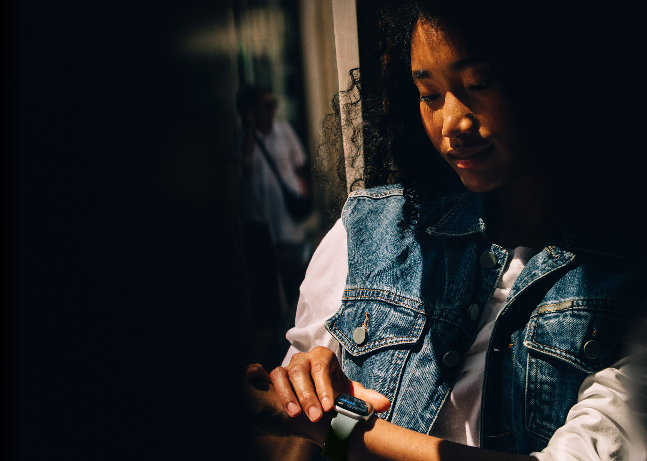 Una persona revisa la app Mensajes en el Apple Watch Series 11