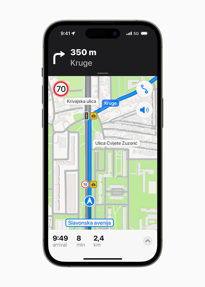 Udoskonalone wskazówki nawigacyjne w odświeżonej aplikacji Mapy na iPhonie 14 Pro.