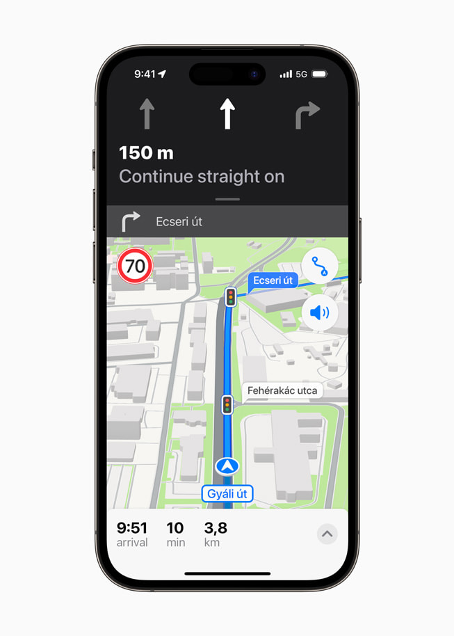 Udoskonalone wskazówki nawigacyjne w odświeżonej aplikacji Mapy na iPhonie 14 Pro.