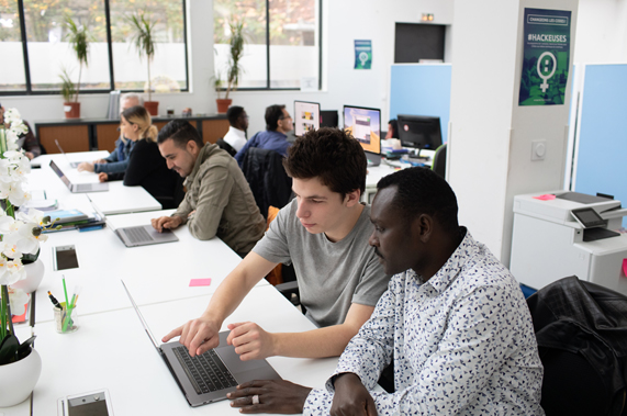 Un groupe d'apprenants travaillant sur des MacBook Pro.