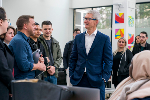 Tim Cook et Frédéric Bardeau, président de Simplon.